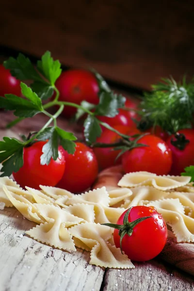 Italiaanse droge pasta-farfalle in de vorm van bogen — Stockfoto