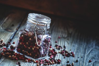 Bir kavanoz içinde biber beş çeşit, karanlık görüntü tonda.