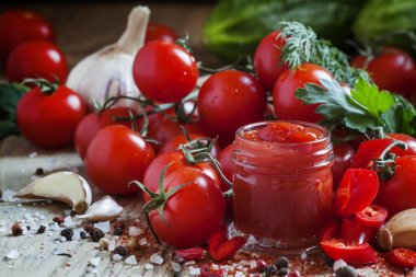 Kırmızı biber ve sarımsak ile baharatlı domates ketçap