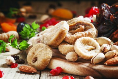 Lezzetli kuru incir ve kuru meyve ve fındık 