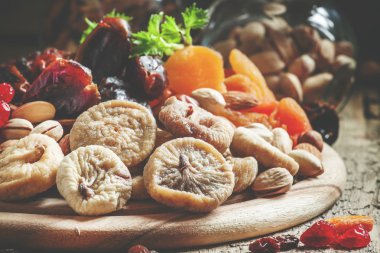 Lezzetli kuru incir ve kuru meyve ve fındık 