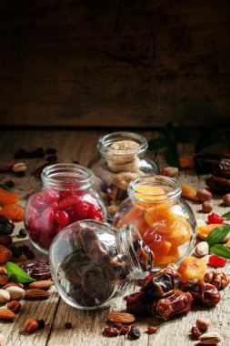 Cam kavanozdaki kurumuş tarihler.