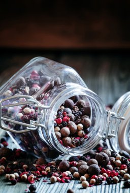 Bir kavanoz içinde biber beş çeşit, karanlık görüntü tonda.