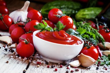 Otlar ve baharatlar ile domates sosu 