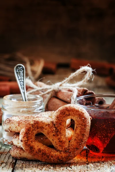 Tarçınlı simit, tarçın, siyah çay — Stok fotoğraf