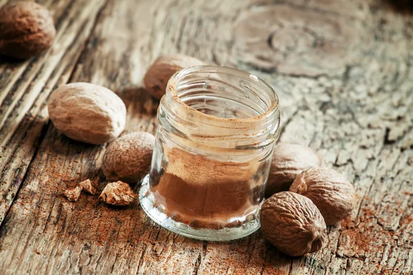 Ground or whole nutmeg — Stock Photo, Image