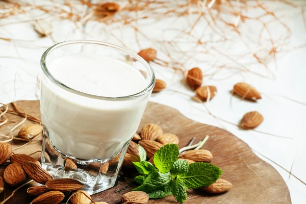 Hausgemachter Joghurt im Glas im rustikalen Stil — Stockfoto