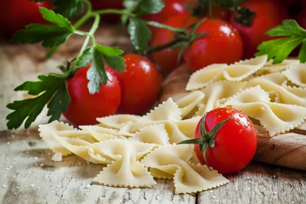 Italiaanse droge pasta-farfalle in de vorm van bogen — Stockfoto