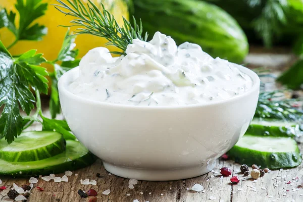 Salsa allo yogurt greco, cetriolo ed erbe aromatiche — Foto Stock