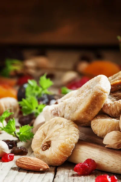 Вкусные сушеные инжир и сухофрукты и орехи — стоковое фото