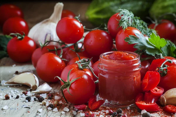 Spicy tomato ketchup with chilli peppers and garlic — Stock Photo, Image