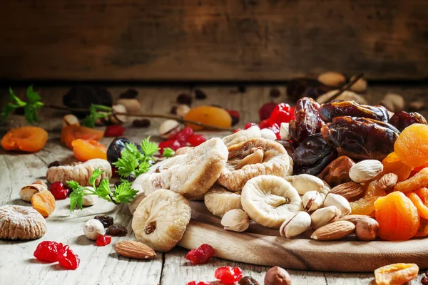 Deliziosi fichi secchi e frutta secca e noci — Foto Stock