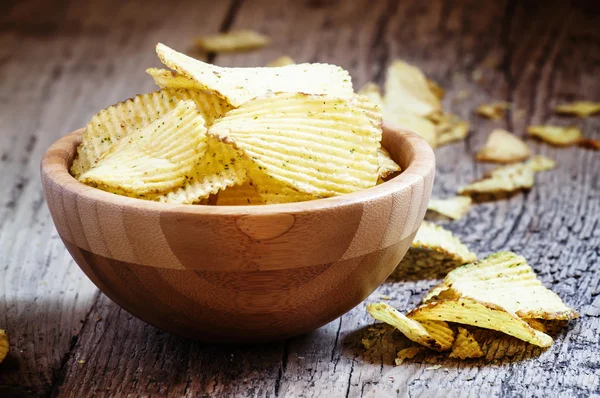 Kartoffelchips, ungesunde Lebensmittel — Stockfoto