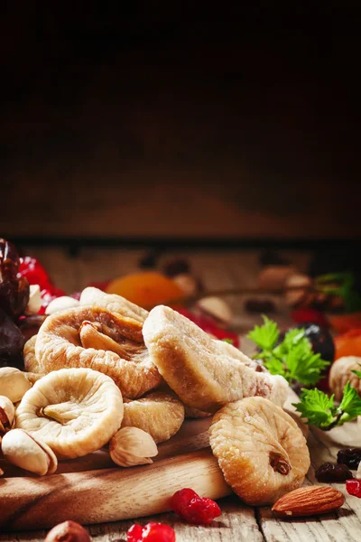 Deliziosi fichi secchi e frutta secca e noci — Foto Stock