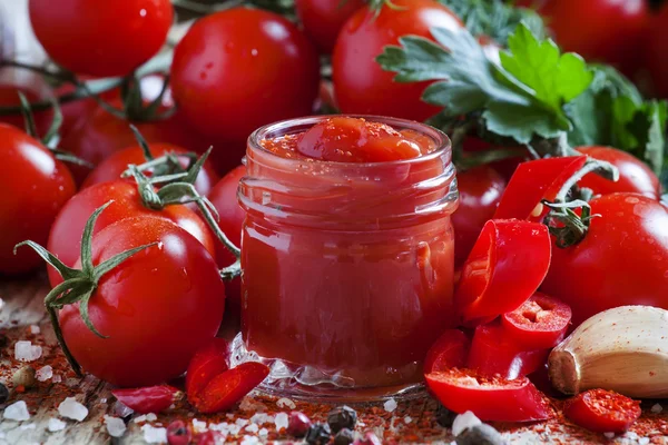 Würziger Tomatenketchup mit Chilischoten und Knoblauch — Stockfoto