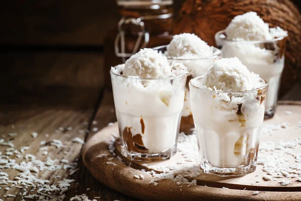 카라멜과 바닐라 아이스크림 코코넛 디저트 — 스톡 사진