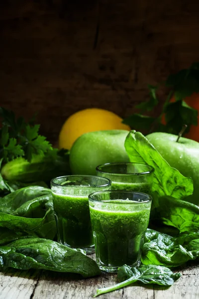 Здоровый зеленый смузи из шпината и зеленых яблок — стоковое фото