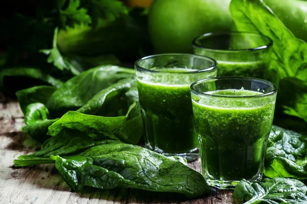 Gesunde grüne Smoothies aus Spinat und grünen Äpfeln — Stockfoto