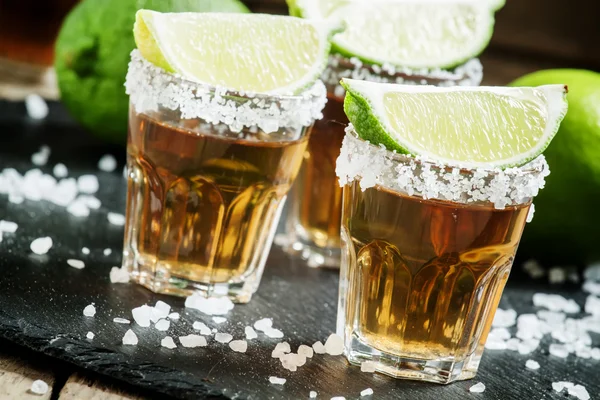 Mexikanska tequila i snapsglas — Stockfoto