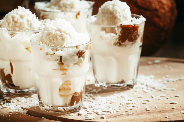 Kókusz Madártej vanília fagylalt és karamell — Stock Fotó