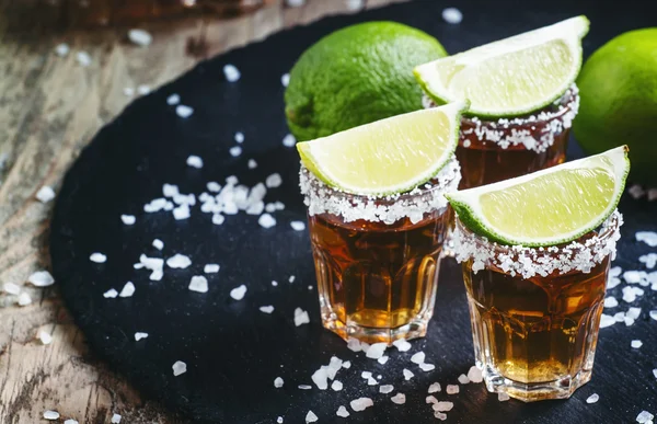 Mexikanischer Tequila in Schnapsgläsern — Stockfoto