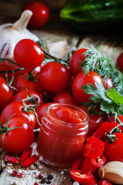 Pittige tomatenketchup met chilipepers en knoflook — Stockfoto