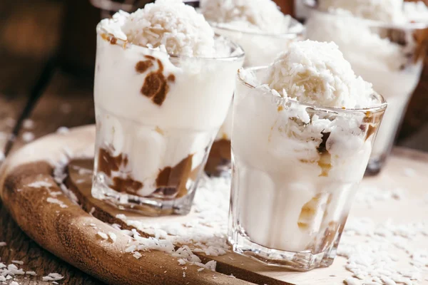 Postre de coco con helado de vainilla y caramelo —  Fotos de Stock