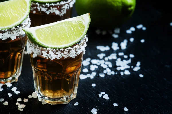 Tequila mexicano en vasos de chupito — Foto de Stock