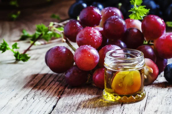 Menyembuhkan minyak biji anggur dalam botol kaca — Stok Foto