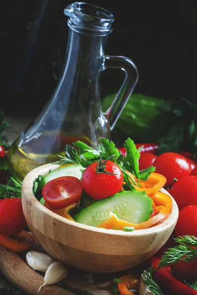 Ensalada fresca de primavera con pimiento, tomate, pepino, hierbas y especias —  Fotos de Stock