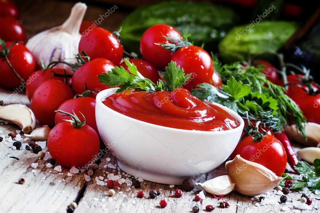 Tomato sauce with herbs and spices — Stock Photo © 5PH 106677918