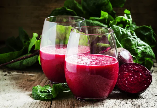 Batido de beterraba em copos grandes — Fotografia de Stock