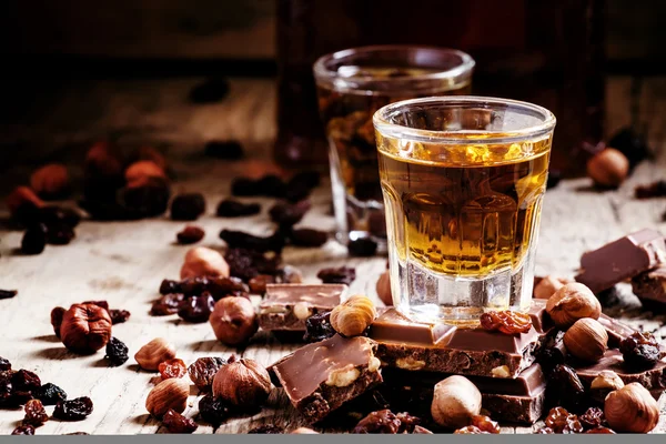 Chocolate com leite com nozes e passas com rum jamaicano escuro — Fotografia de Stock