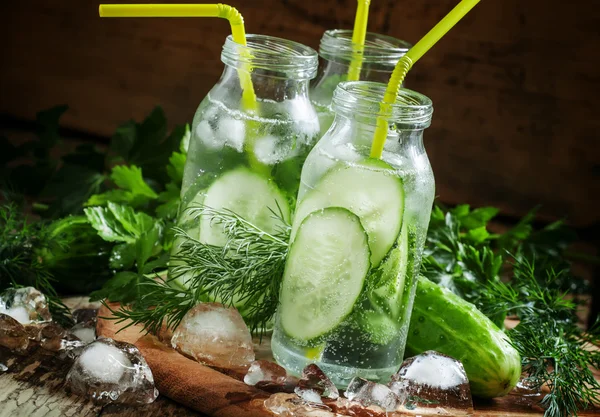 Bebida gaseosa de pepino con hierbas y hielo —  Fotos de Stock