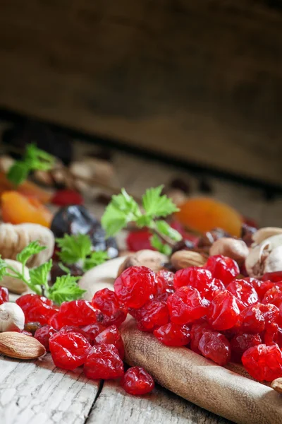 Cereza rosa seca, una mezcla de frutos secos y frutos secos —  Fotos de Stock