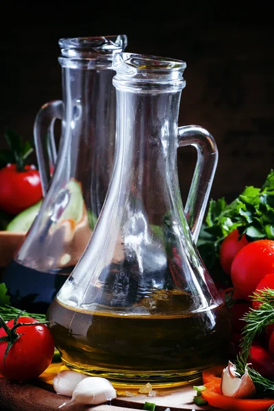 Olivenolje og balsameddik i krukker – stockfoto