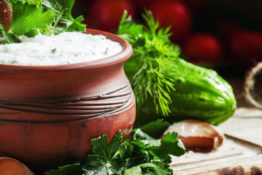 Beyaz sarımsak sosu