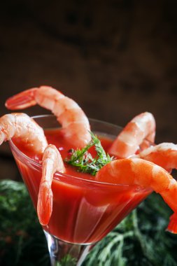 Bir martini cam domates soslu soyulmuş karides