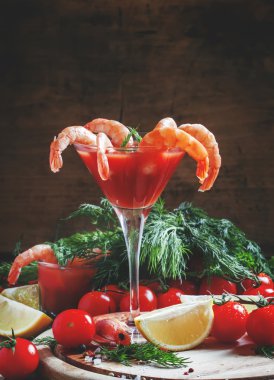 Bir martini cam domates soslu soyulmuş karides