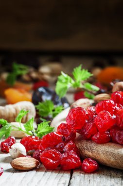 Kurutulmuş pembe kiraz, kurutulmuş meyve ve fındık karışımı