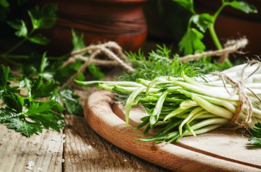 Ramson ve otlar ahşap kesme tahtası