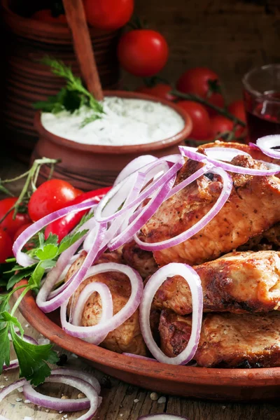 Şiş kebap ve kırmızı şarap, ev yemeği — Stok fotoğraf