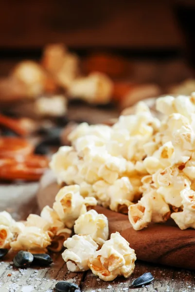 Zoete popcorn, gezouten koekjes, zonnebloempitten en pistachenoten — Stockfoto