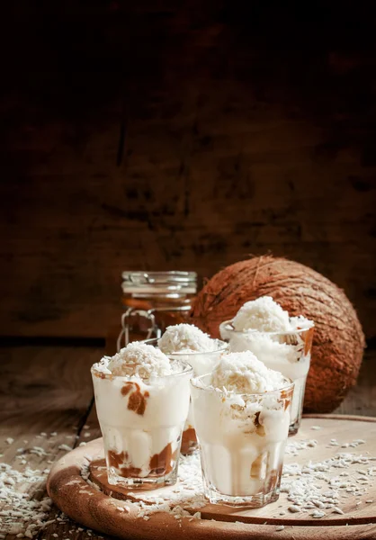 Postre de coco con helado de vainilla y caramelo — Foto de Stock
