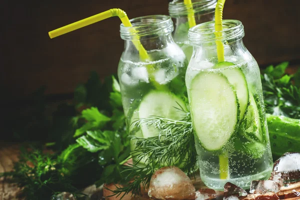 Okurka šumivý nápoj s bylinkami a LED — Stock fotografie