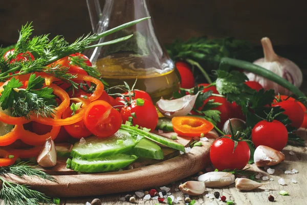 Свежие овощи, нарезанные для салата — стоковое фото