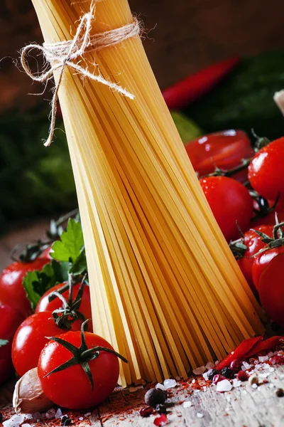 Esparguete e tomate cereja — Fotografia de Stock