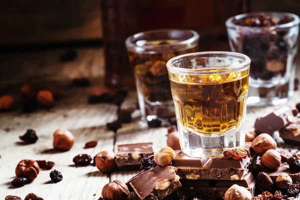 Milk chocolate with nuts and raisins with dark Jamaican rum — Stock Photo, Image
