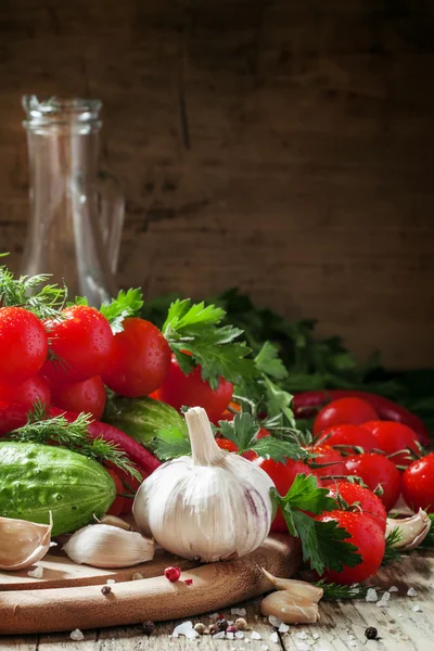 Alho, legumes, ervas, comida vegetariana — Fotografia de Stock