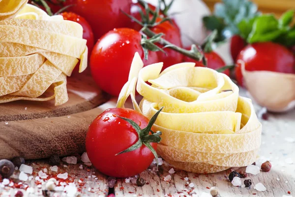 Tagliatelle e pomodori, immagine orizzontale — Foto Stock